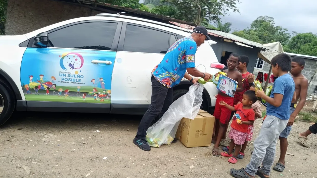 Voluntarios repartiendo víveres